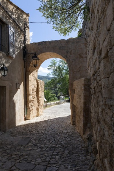 Mise en valeur des portes et remparts de Lacoste