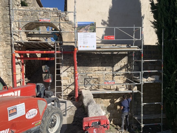 Mise en valeur des portes et remparts de Lacoste