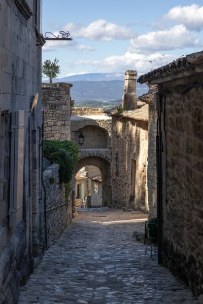 Mise en valeur des portes et remparts de Lacoste
