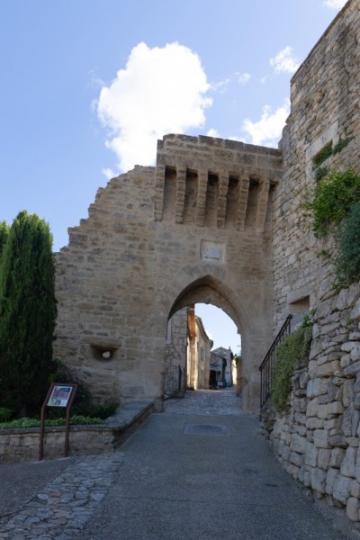 Mise en valeur des portes et remparts de Lacoste