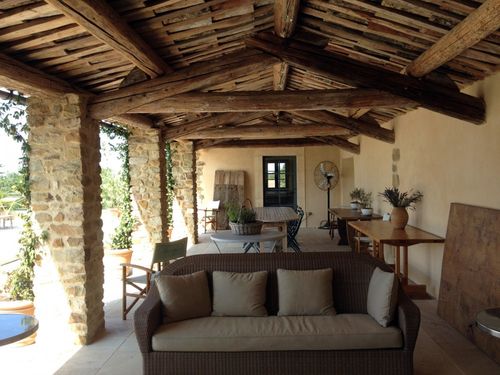 Réalisation d'un salon d'été en matériaux traditionnels