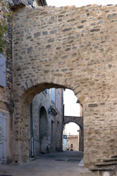 Mise en valeur des portes et remparts de Lacoste